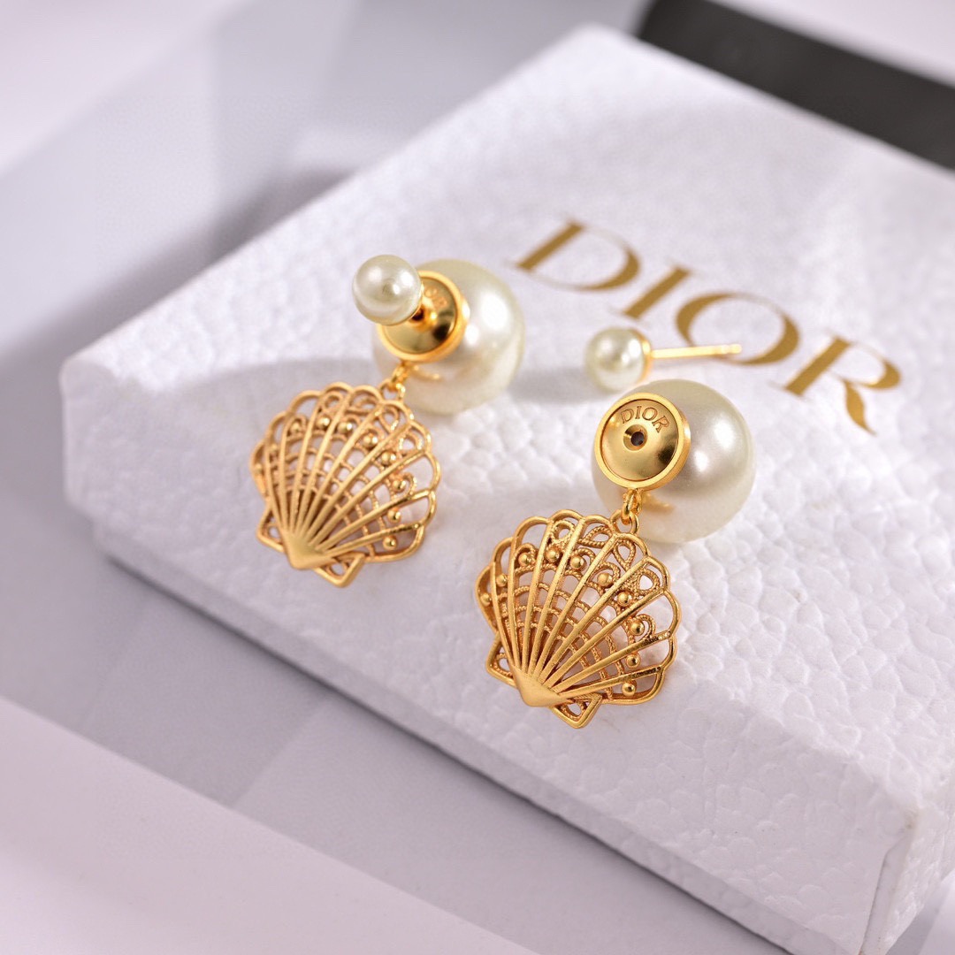 ❤️❤️迪奥 新款👼一线大牌都爱的Dior·迪奥 新品字母耳环 金属质感逆袭版字母潮范儿抢风头  完全胜