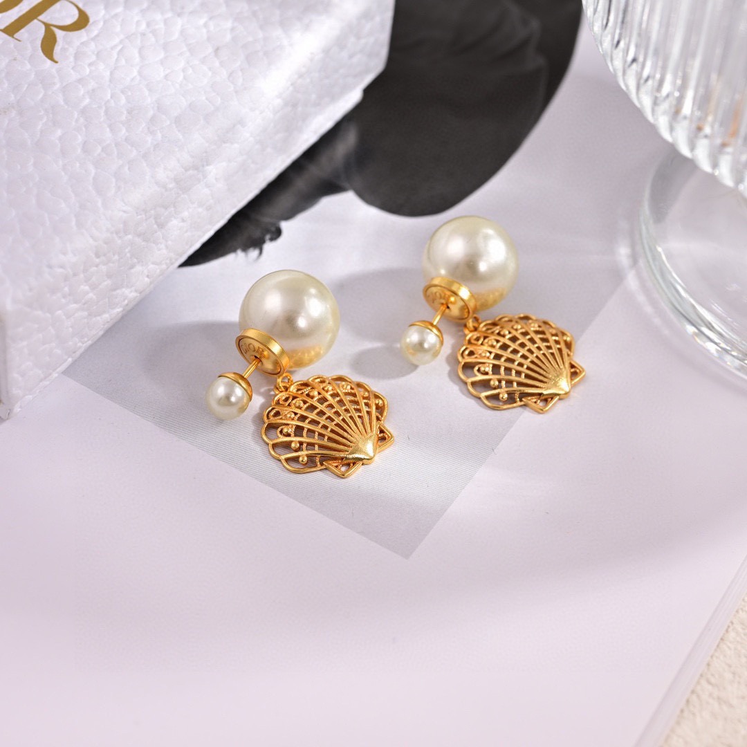 ❤️❤️迪奥 新款👼一线大牌都爱的Dior·迪奥 新品字母耳环 金属质感逆袭版字母潮范儿抢风头  完全胜
