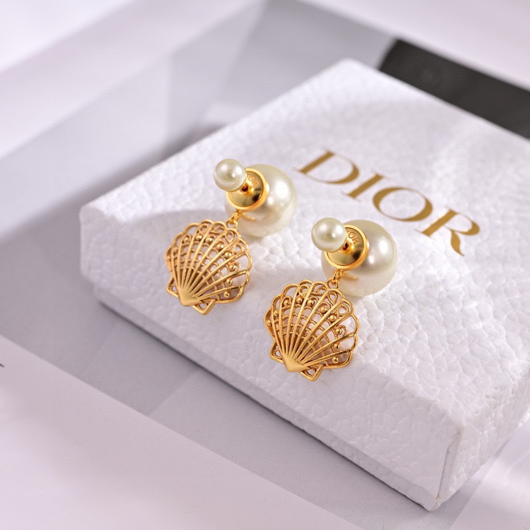 ❤️❤️迪奥 新款👼一线大牌都爱的Dior·迪奥 新品字母耳环 金属质感逆袭版字母潮范儿抢风头  完全胜