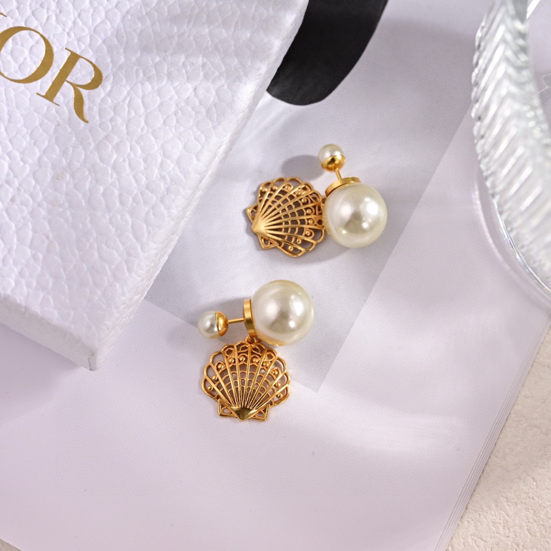 ❤️❤️迪奥 新款👼一线大牌都爱的Dior·迪奥 新品字母耳环 金属质感逆袭版字母潮范儿抢风头  完全胜