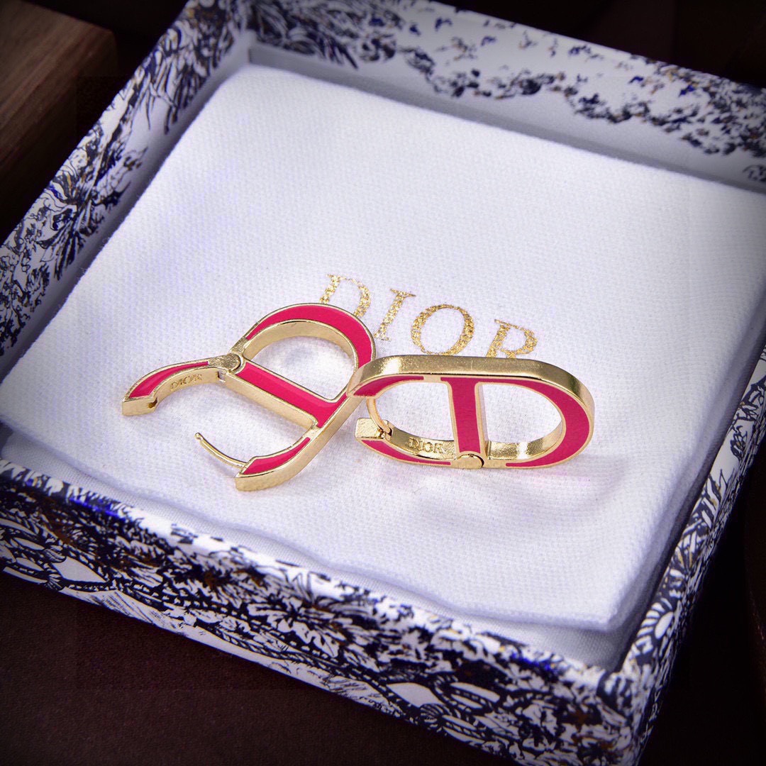 ❤️迪奥 新款👼一线大牌都爱的Dior·迪奥 新品字母耳环 金属质感逆袭版字母潮范儿抢风头  完全胜任现