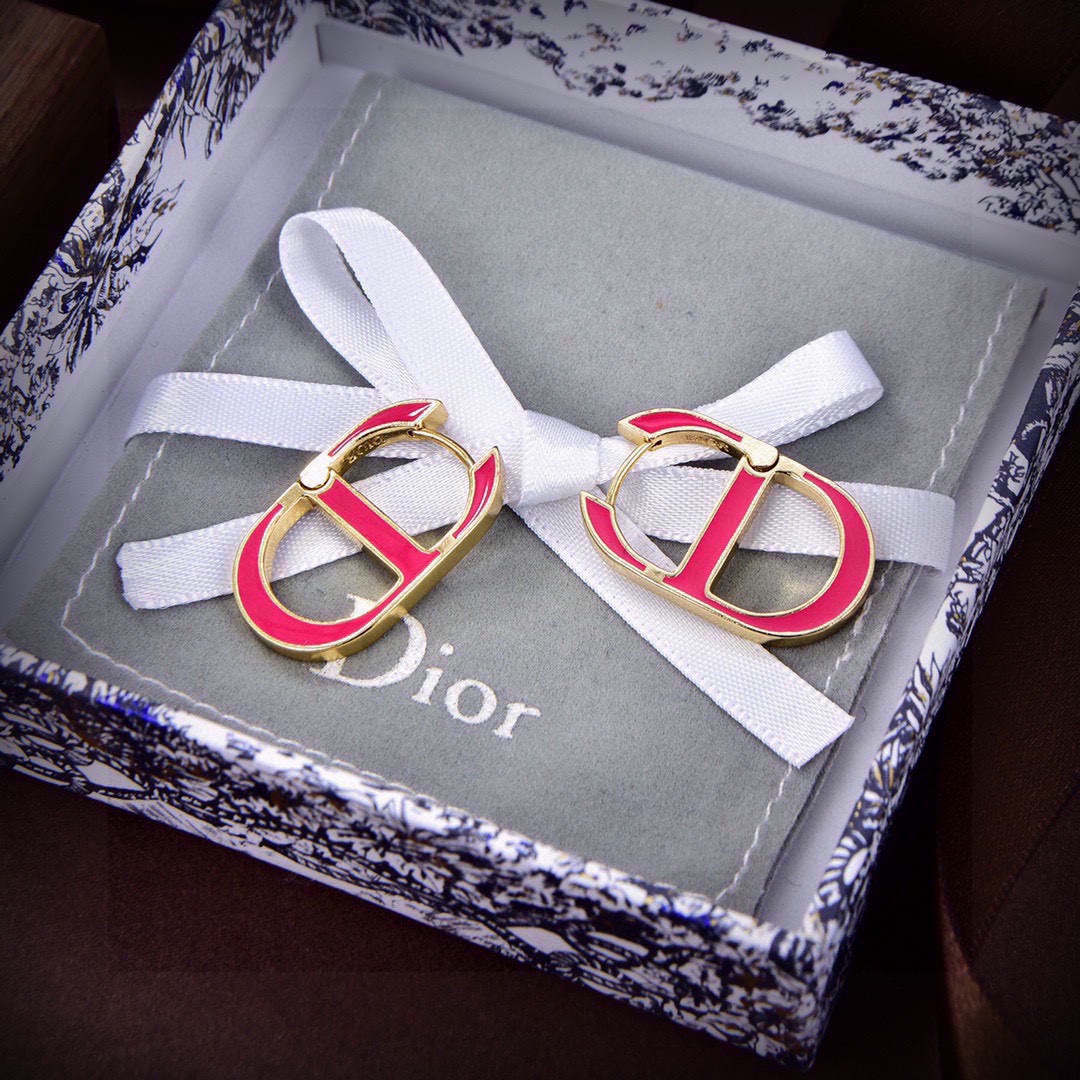 ❤️迪奥 新款👼一线大牌都爱的Dior·迪奥 新品字母耳环 金属质感逆袭版字母潮范儿抢风头  完全胜任现