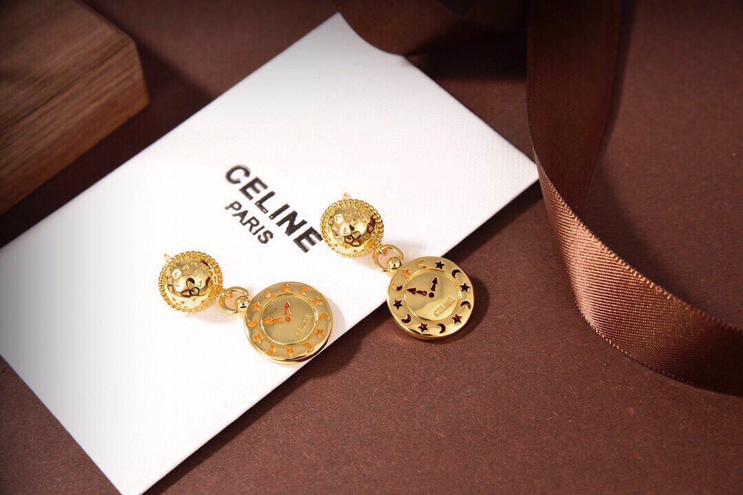 ❤️Celine 新款时钟耳钉 耳与众不同的设计 个性十足 颠覆你对传统耳环的印象 使其魅力爆灯