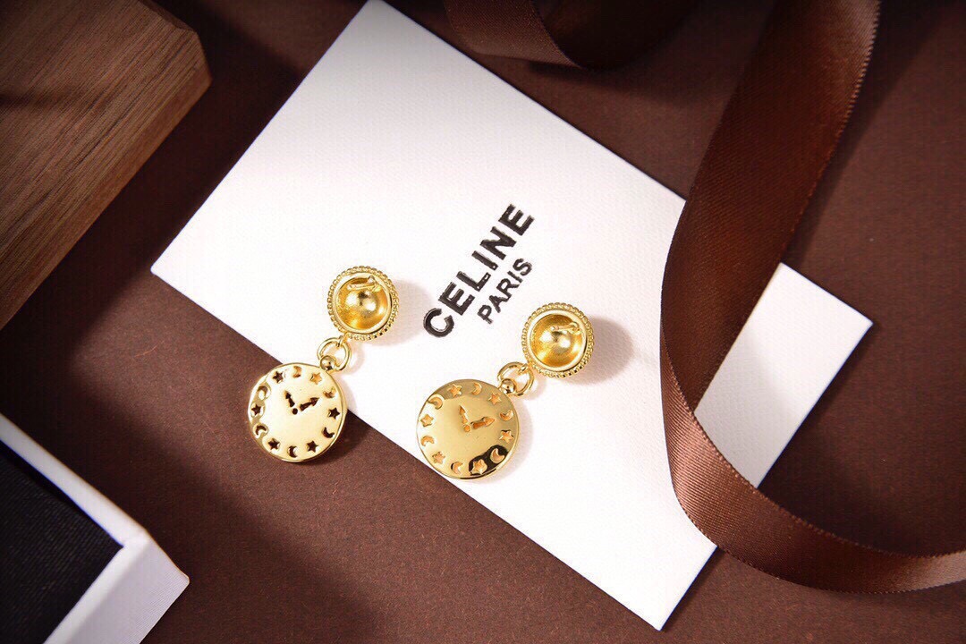 ❤️Celine 新款时钟耳钉 耳与众不同的设计 个性十足 颠覆你对传统耳环的印象 使其魅力爆灯