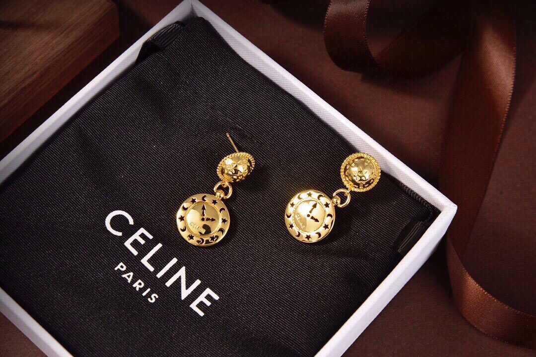 ❤️Celine 新款时钟耳钉 耳与众不同的设计 个性十足 颠覆你对传统耳环的印象 使其魅力爆灯