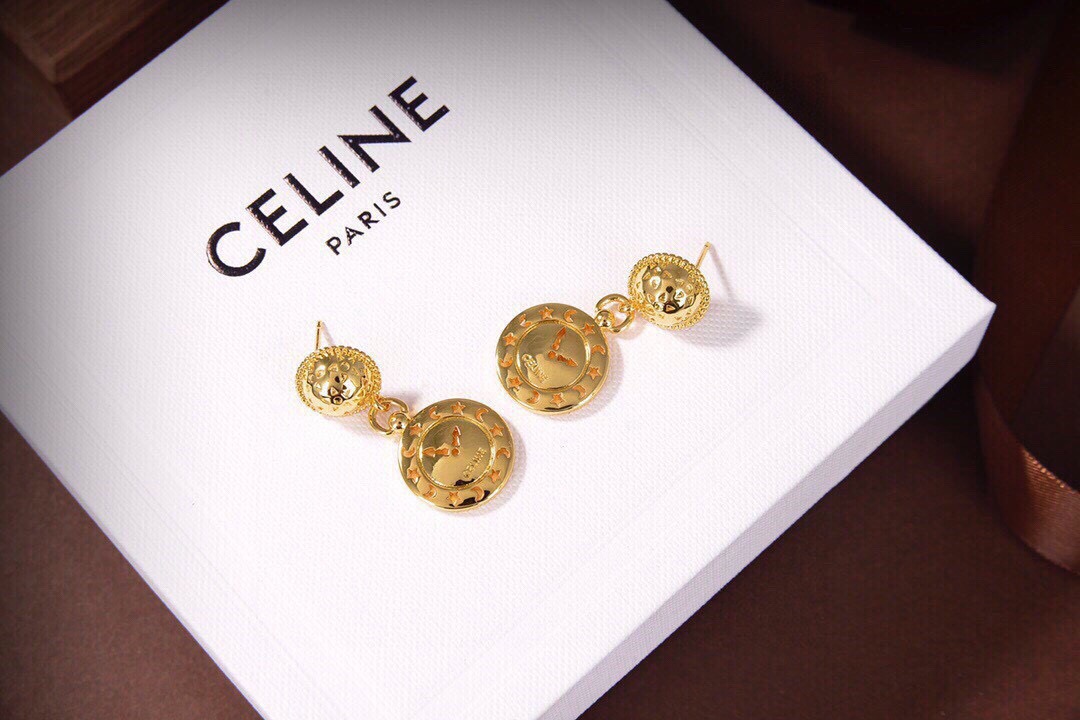 ❤️Celine 新款时钟耳钉 耳与众不同的设计 个性十足 颠覆你对传统耳环的印象 使其魅力爆灯