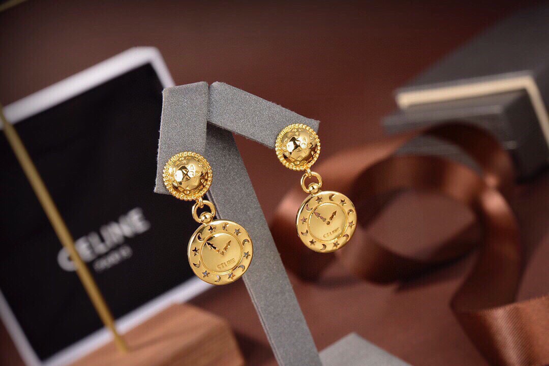 ❤️Celine 新款时钟耳钉 耳与众不同的设计 个性十足 颠覆你对传统耳环的印象 使其魅力爆灯