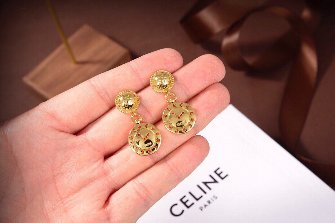 ❤️Celine 新款时钟耳钉 耳与众不同的设计 个性十足 颠覆你对传统耳环的印象 使其魅力爆灯