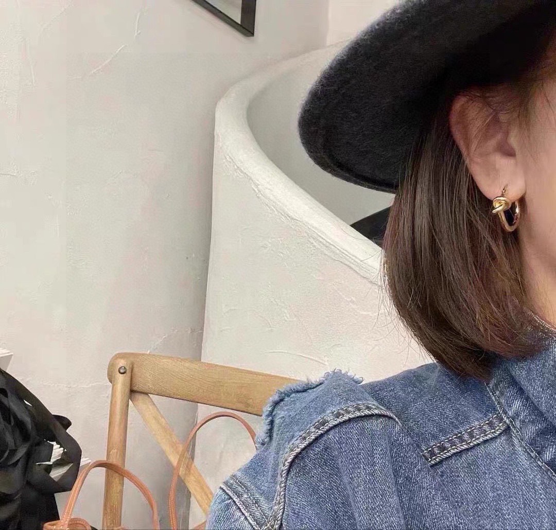 ❤️Celine 新款金色打结耳钉 与众不同的设计 个性十足 颠覆你对传统耳环的印象 使其魅力爆灯