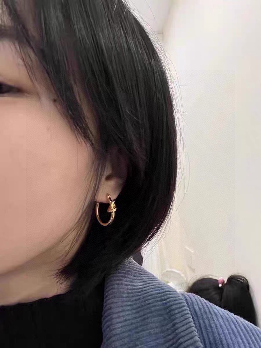 ❤️Celine 新款金色打结耳钉 与众不同的设计 个性十足 颠覆你对传统耳环的印象 使其魅力爆灯