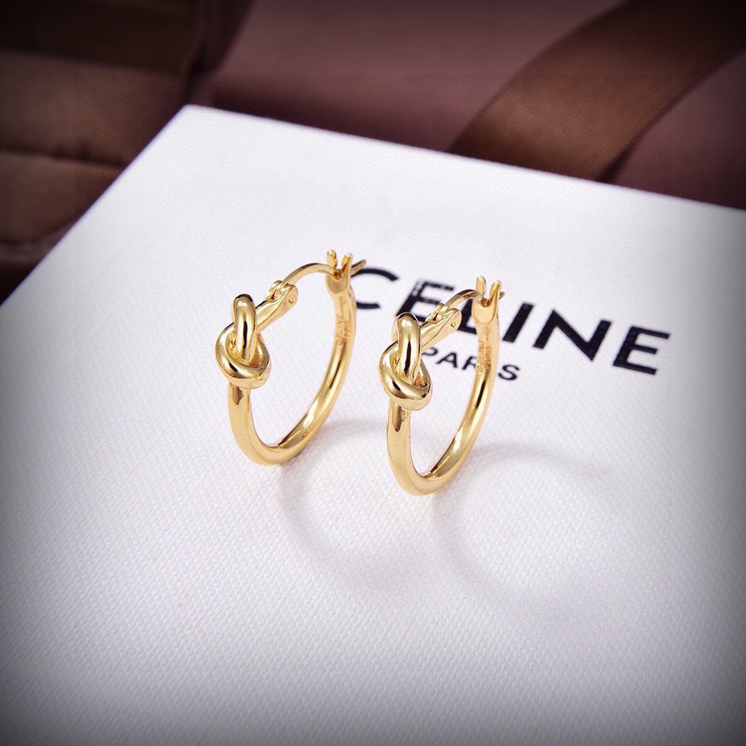 ❤️Celine 新款金色打结耳钉 与众不同的设计 个性十足 颠覆你对传统耳环的印象 使其魅力爆灯