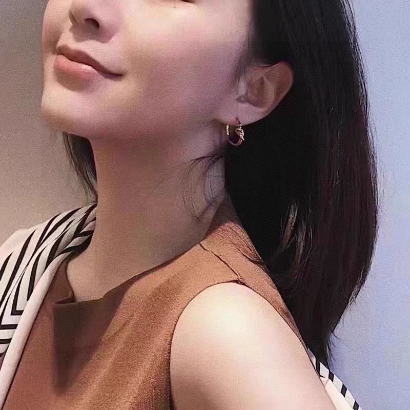 ❤️Celine 新款金色打结耳钉 与众不同的设计 个性十足 颠覆你对传统耳环的印象 使其魅力爆灯
