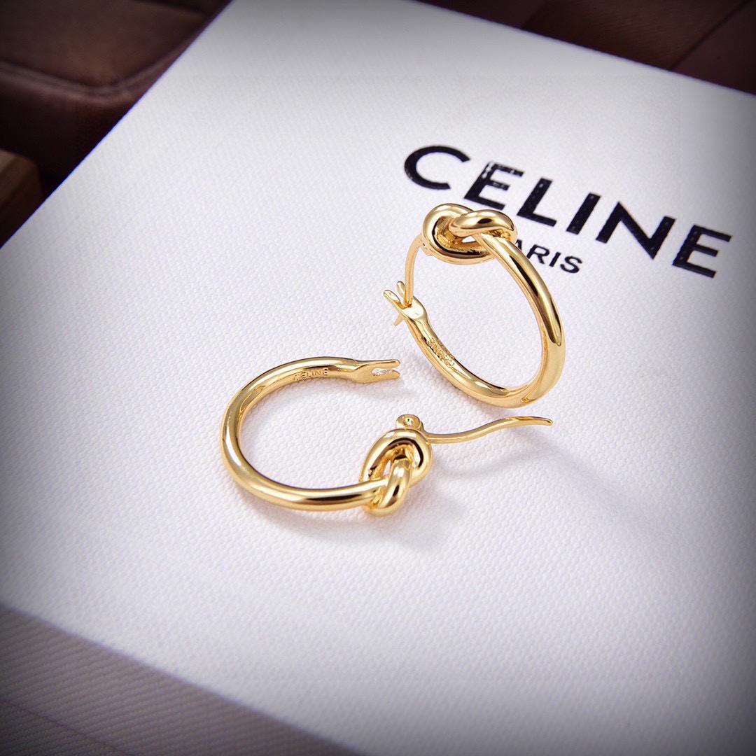 ❤️Celine 新款金色打结耳钉 与众不同的设计 个性十足 颠覆你对传统耳环的印象 使其魅力爆灯