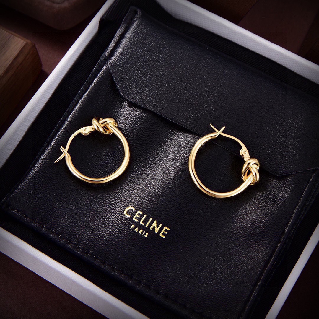 ❤️Celine 新款金色打结耳钉 与众不同的设计 个性十足 颠覆你对传统耳环的印象 使其魅力爆灯