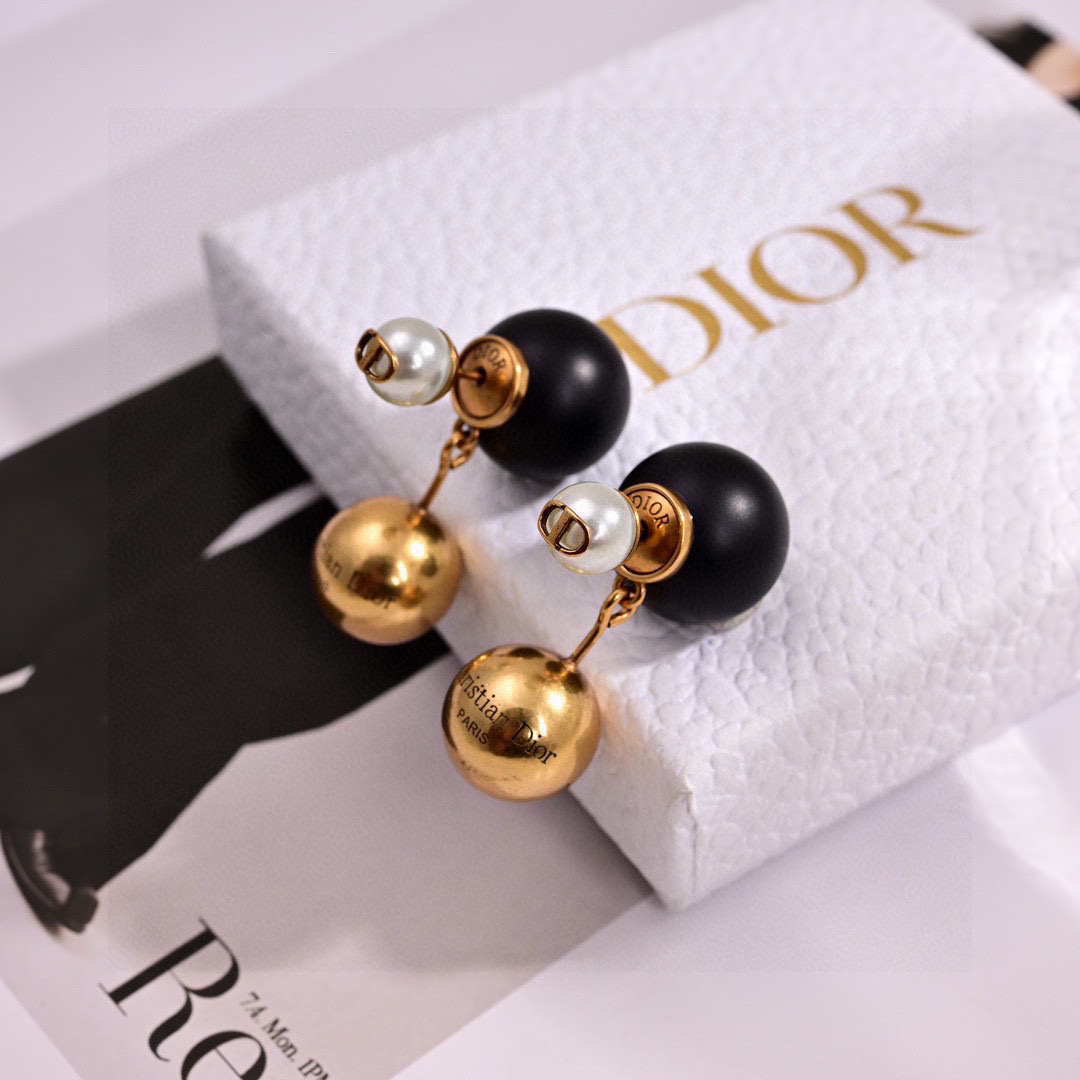 ❤️迪奥 新款👼一线大牌都爱的Dior·迪奥 新品字母耳环 金属质感逆袭版字母潮范儿抢风头  完全胜任现