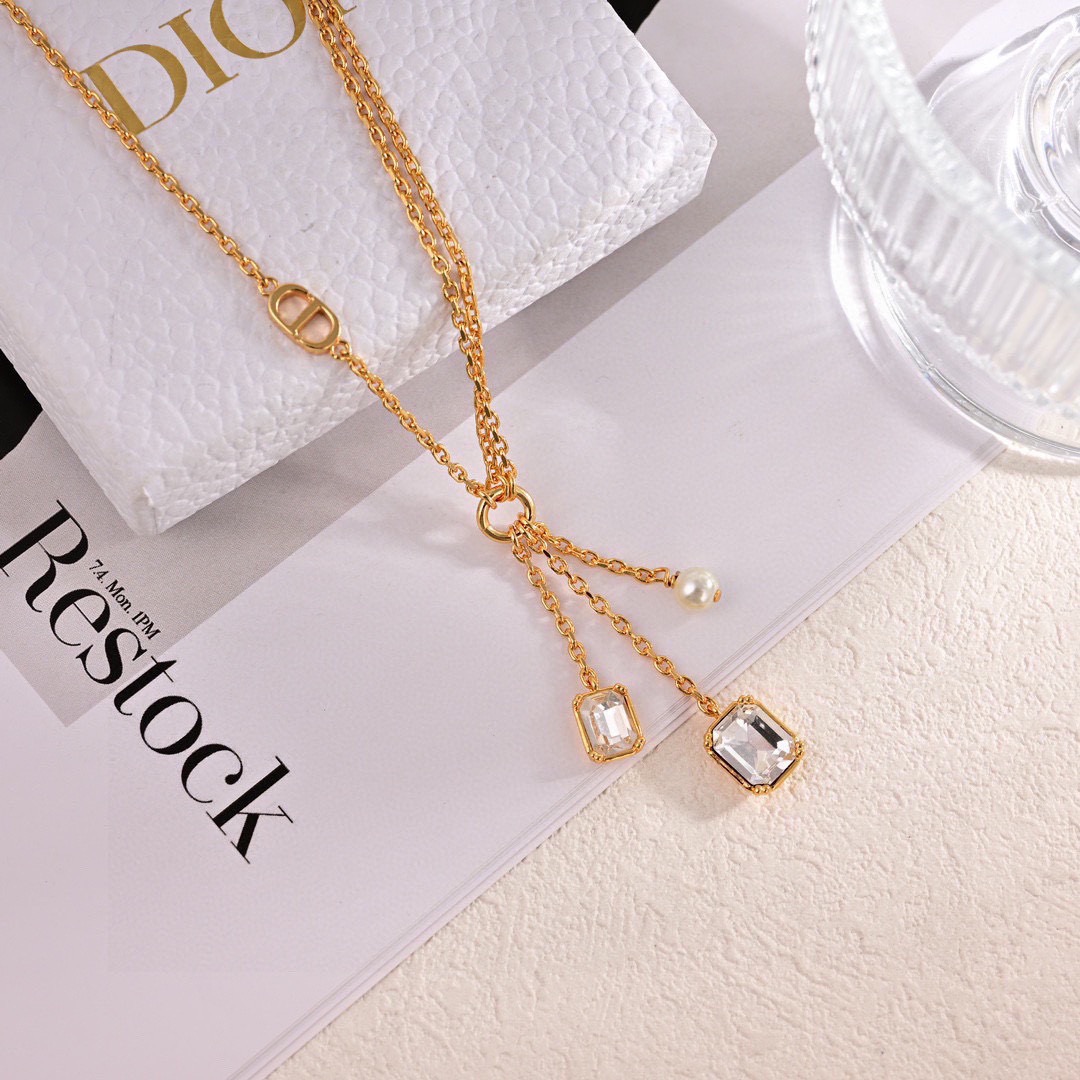 ❤️❤️迪奥 新款项链👼一线大牌都爱的Dior·迪奥 新品   金属质感逆袭版字母潮范儿抢风头  完全胜