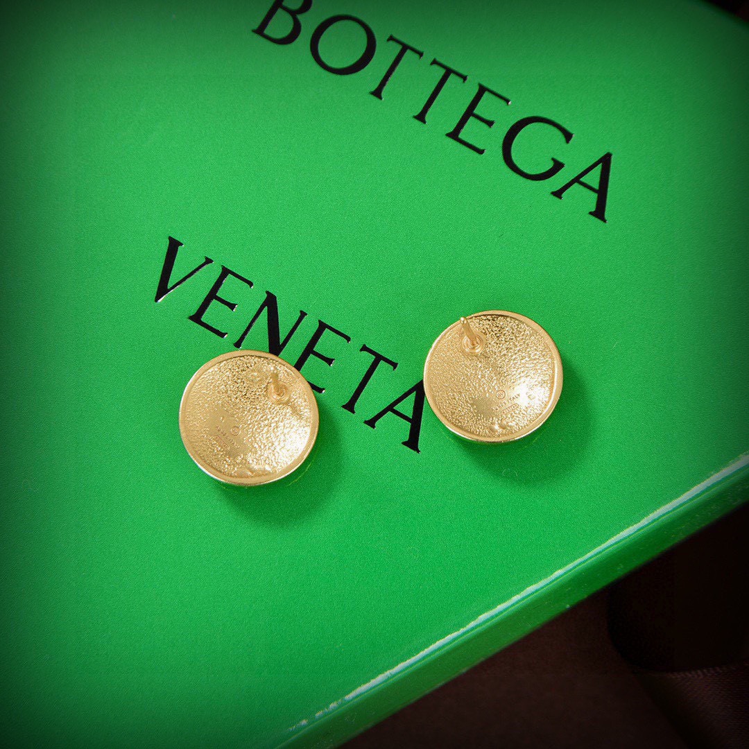 ❤️BOTTEGA VENENTA 新款BV耳环 与众不同的设计 个性十足 颠覆你对传统耳环的印象 使其