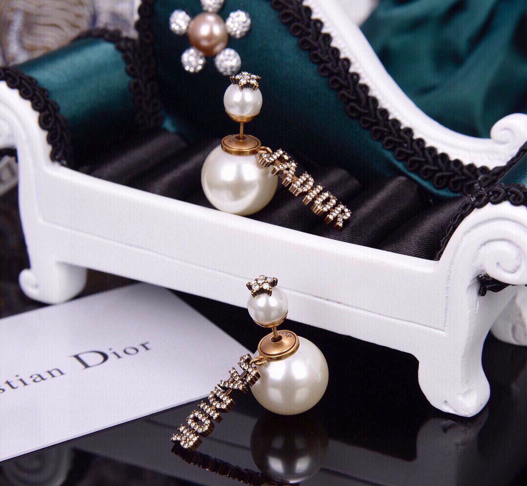 👌👌Dior 迪奥 大小珍珠字母镶嵌耳钉 专柜新款上市 美得不要不要的 唯美 浪漫 人手必备款 火爆小红