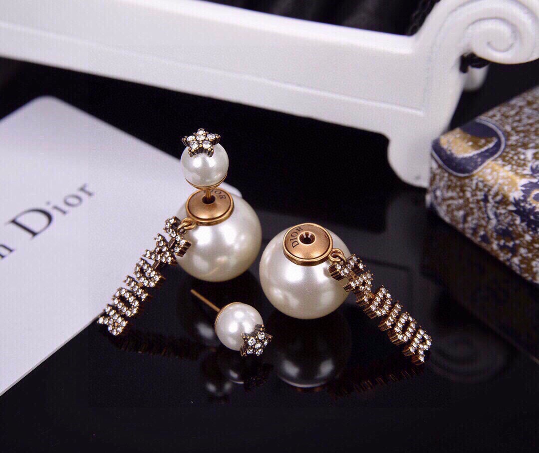 👌👌Dior 迪奥 大小珍珠字母镶嵌耳钉 专柜新款上市 美得不要不要的 唯美 浪漫 人手必备款 火爆小红