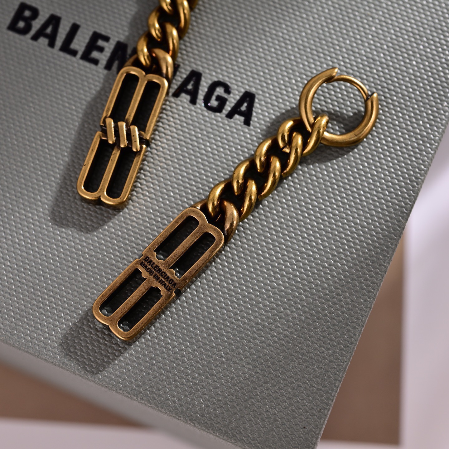 ❤️原单货🔹🔹新品 巴黎世家 Balenciaga 复古新款耳环🔹专柜一致黄铜材质。 火爆款出货 设计独