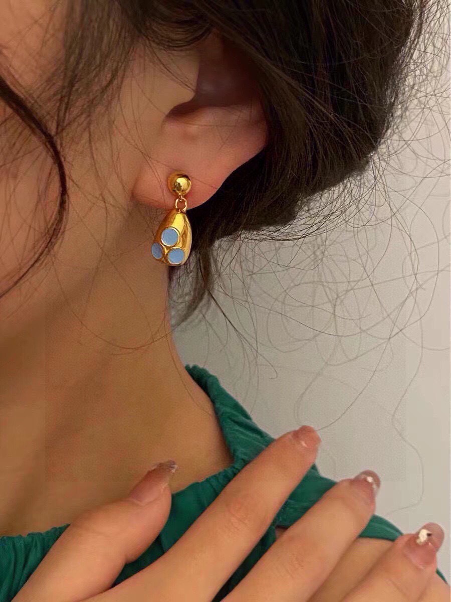 ❤️BV 新款耳环与众不同的设计 个性十足 颠覆你对传统耳环的印象 使其魅力爆灯