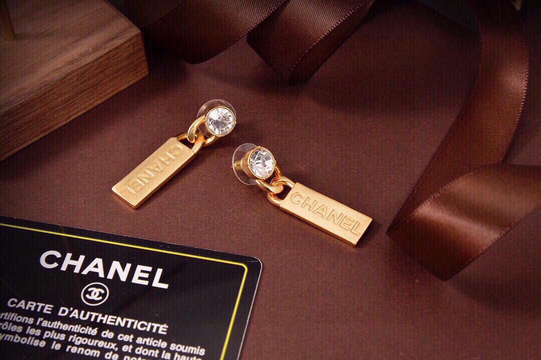 👌官网打版 小香 CHANEL 耳钉 优雅大方精工设计   雕刻 非常修饰脸型    青春活力    一