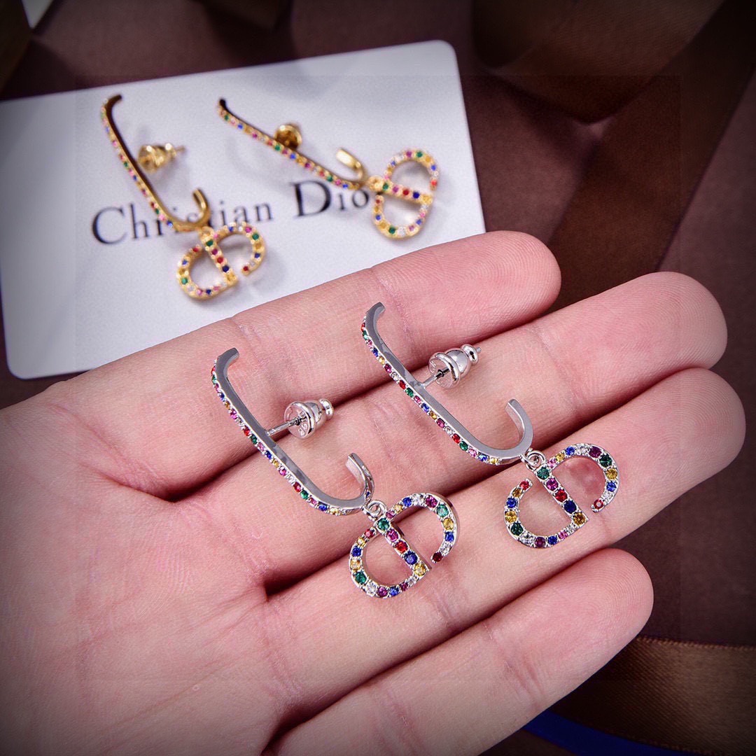 ❤️迪奥 新款👼一线大牌都爱的Dior·迪奥 新品蜜蜂耳环 金属质感逆袭版字母潮范儿抢风头  完全胜任现