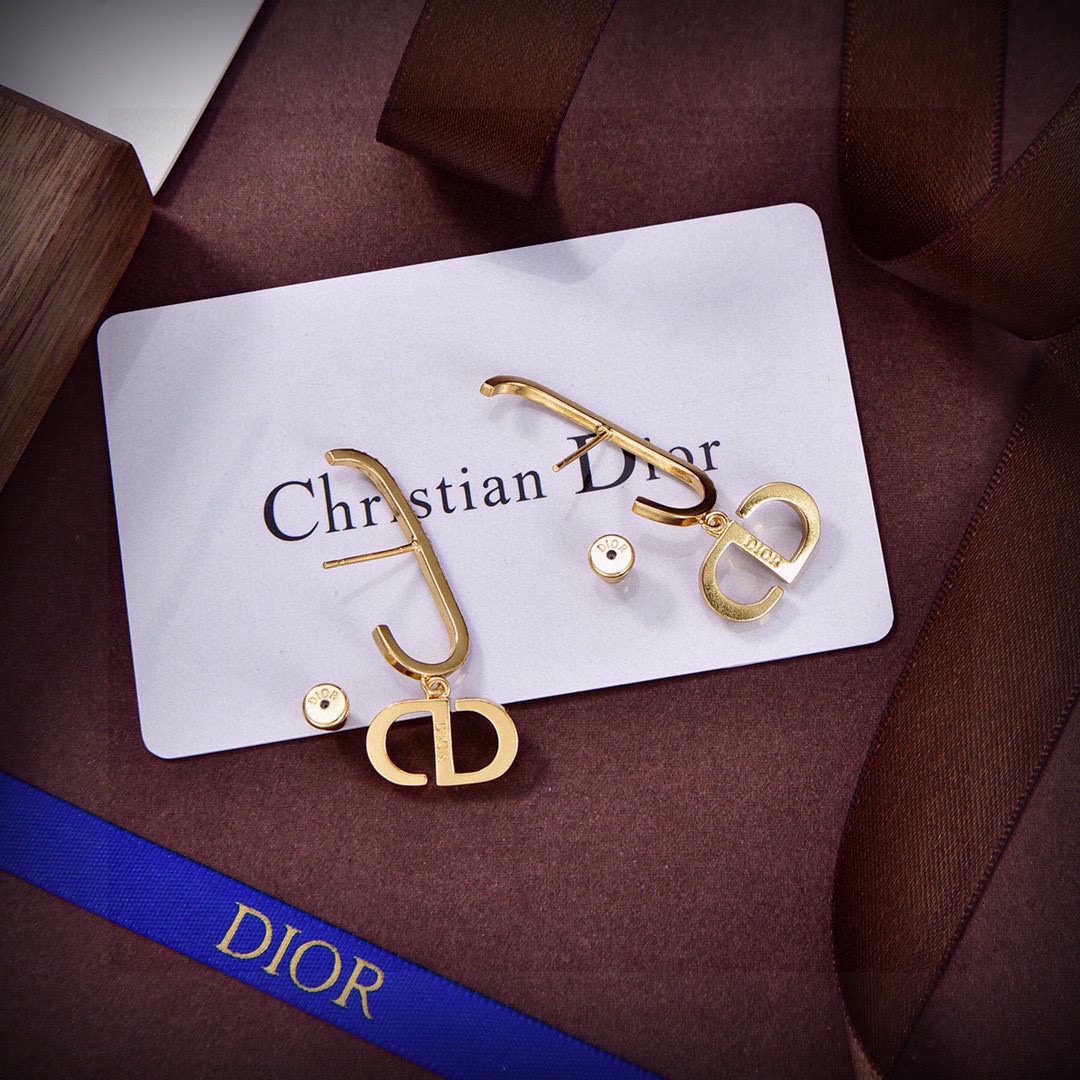 ❤️迪奥 新款👼一线大牌都爱的Dior·迪奥 新品蜜蜂耳环 金属质感逆袭版字母潮范儿抢风头  完全胜任现