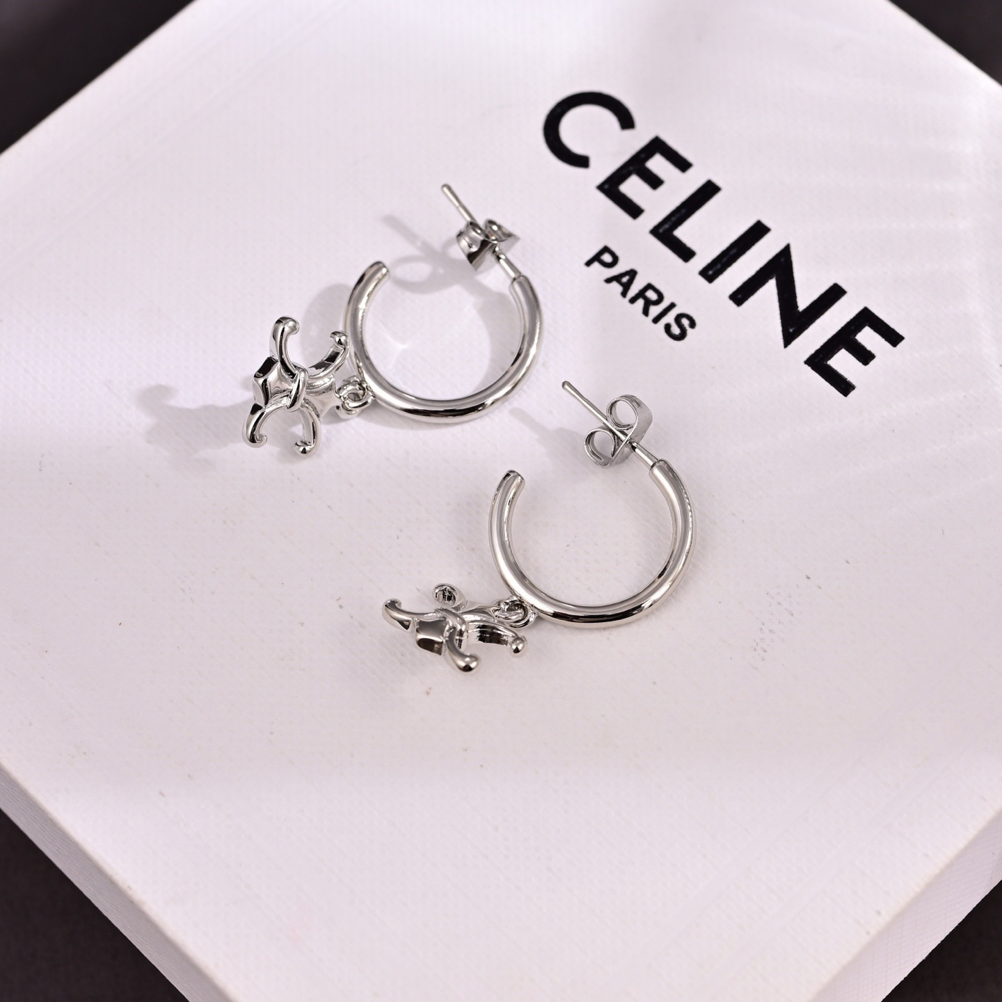 ❤️Celine 新款耳环😍PRECLOUS新品 简单时尚🌟专柜一致黄铜材质电镀18k金 火爆款出货 设