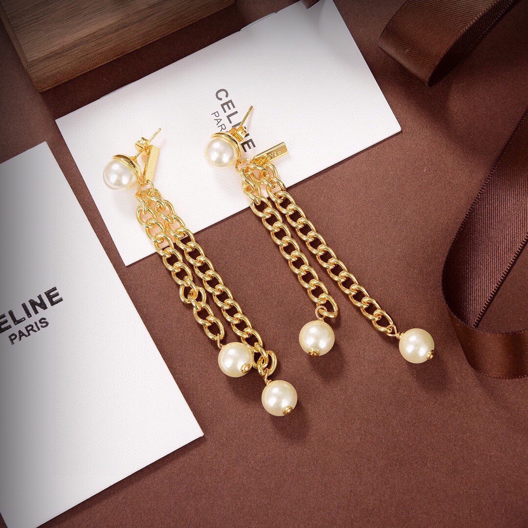 ❤️Celine 新款珍珠耳钉 与众不同的设计 个性十足 颠覆你对传统耳环的印象 使其魅力爆灯