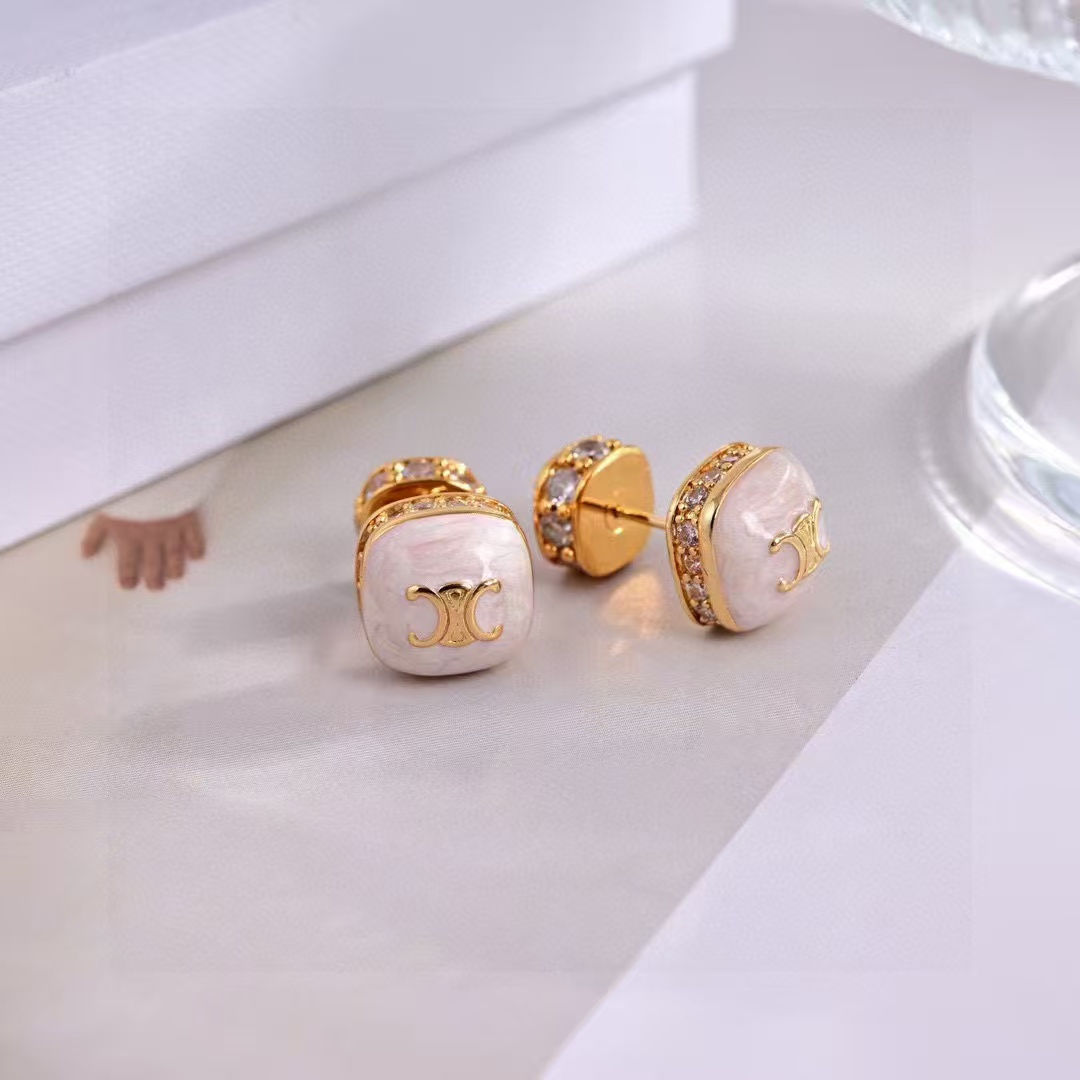 ❤️Celine❤️新品 简单时尚🌟专柜一致 火爆款出货 设计独特 前卫 美女必备款！