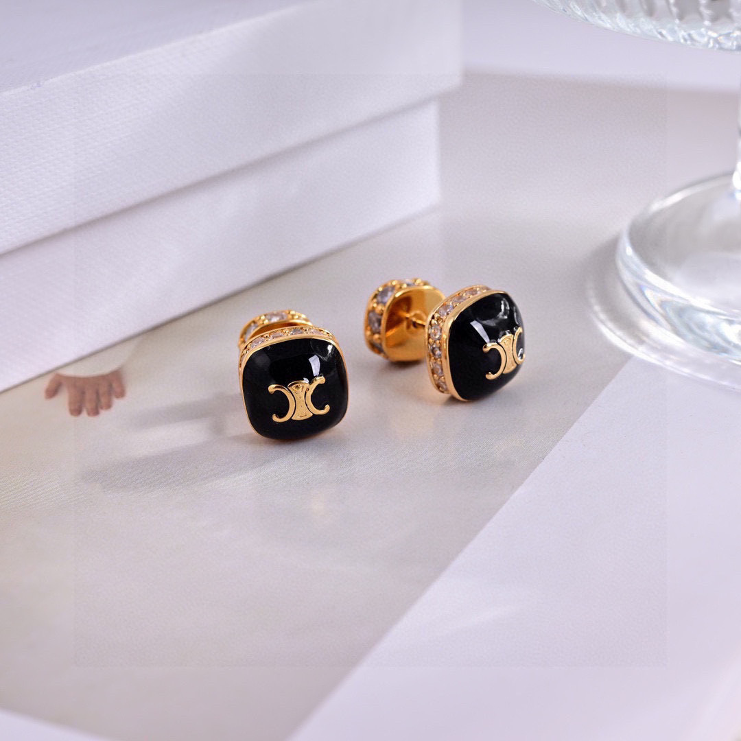 ❤️Celine❤️新品 简单时尚🌟专柜一致 火爆款出货 设计独特 前卫 美女必备款！