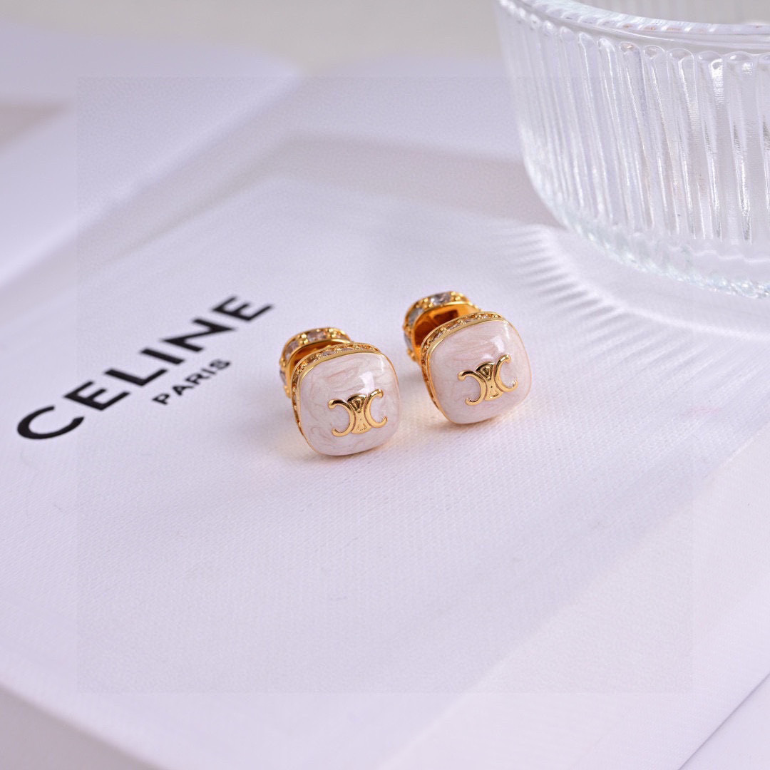 ❤️Celine❤️新品 简单时尚🌟专柜一致 火爆款出货 设计独特 前卫 美女必备款！