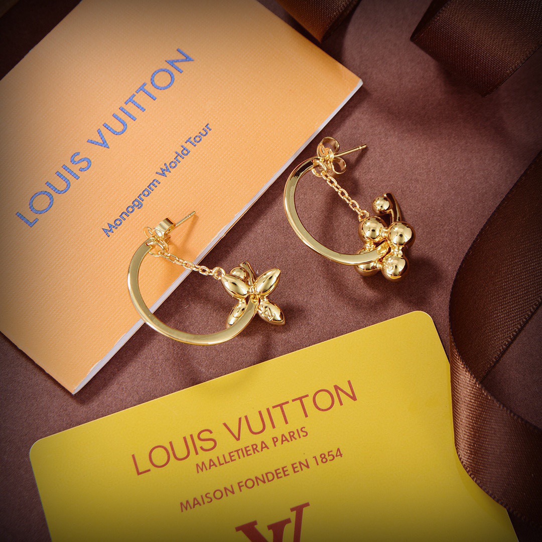 👌火爆 大气 LV  新款耳钉🌹🌹LOUIS VUITTON横扫时尚界，走秀款 街拍 经典元素独特见解，