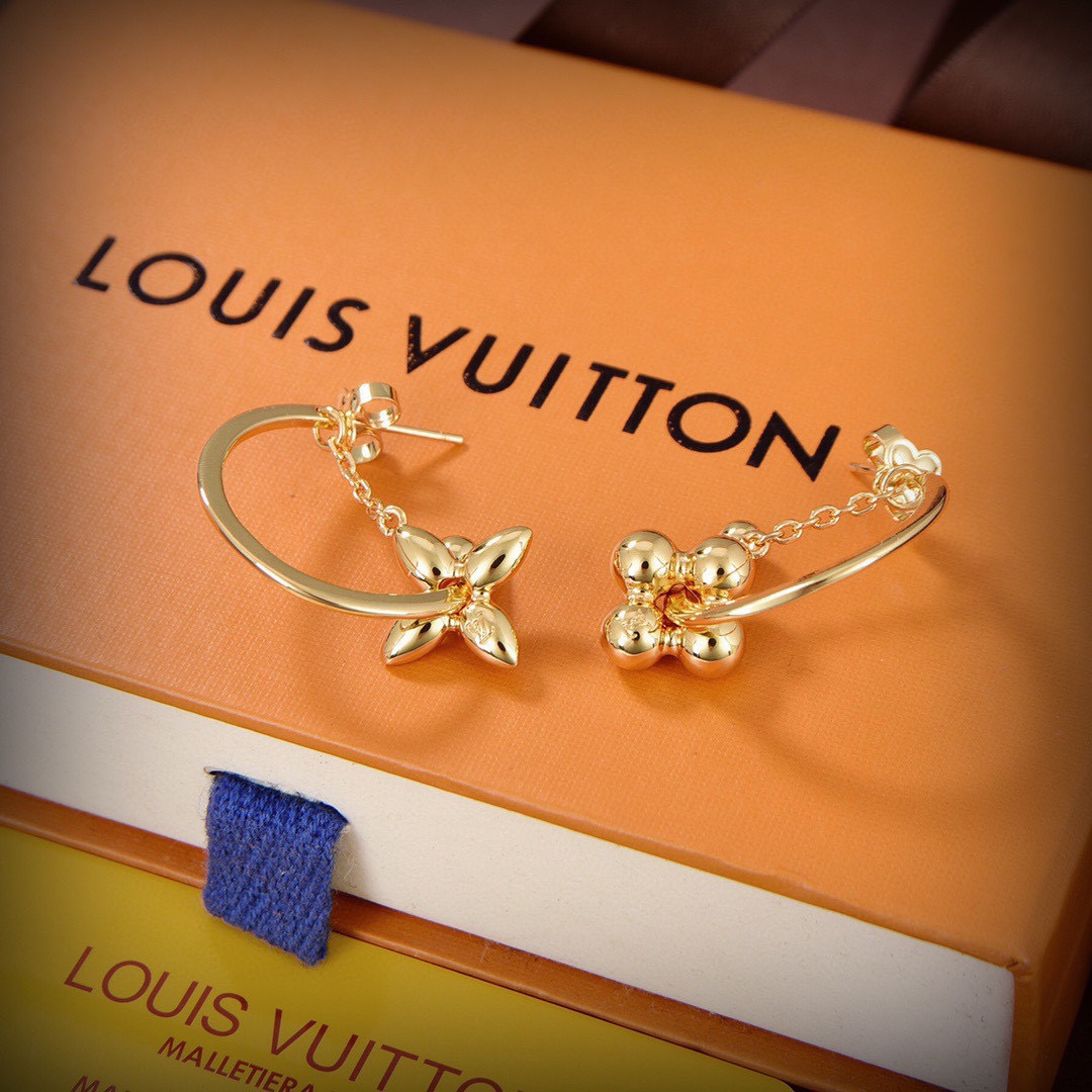 👌火爆 大气 LV  新款耳钉🌹🌹LOUIS VUITTON横扫时尚界，走秀款 街拍 经典元素独特见解，