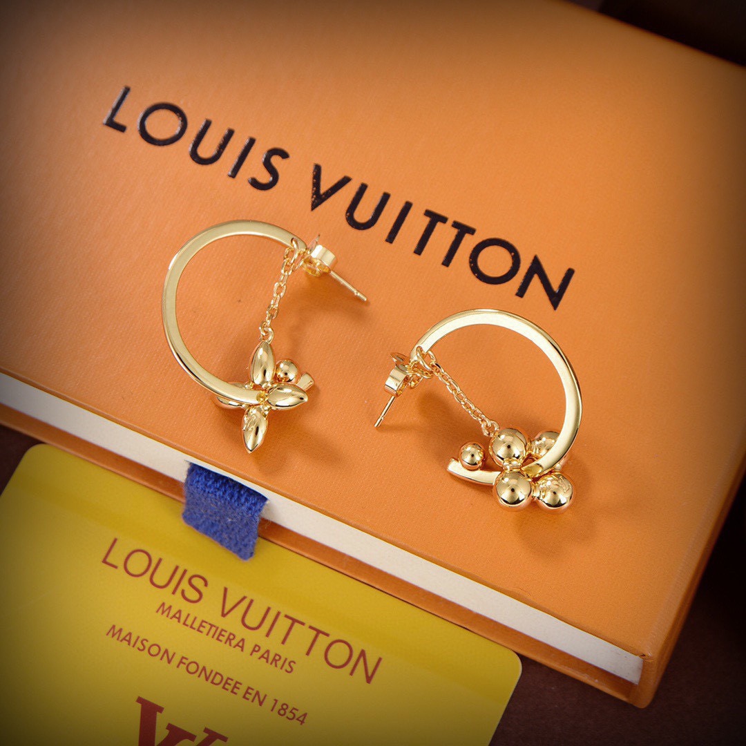 👌火爆 大气 LV  新款耳钉🌹🌹LOUIS VUITTON横扫时尚界，走秀款 街拍 经典元素独特见解，
