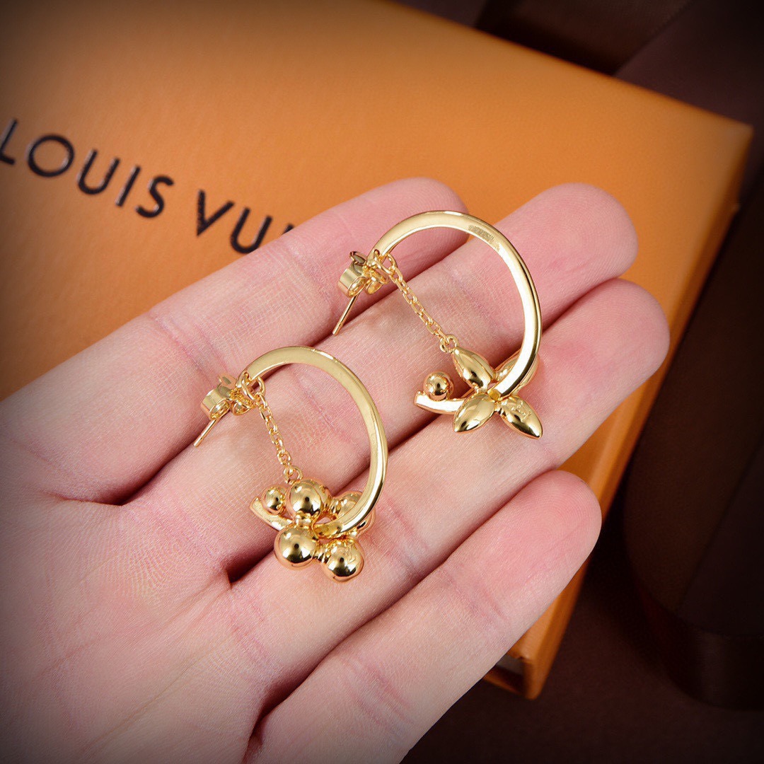 👌火爆 大气 LV  新款耳钉🌹🌹LOUIS VUITTON横扫时尚界，走秀款 街拍 经典元素独特见解，