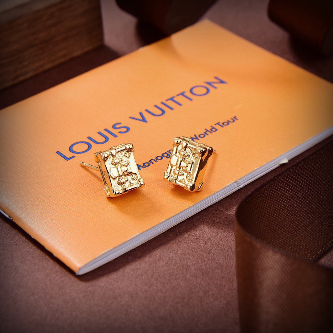 👌👌火爆 大气 LV  新款耳钉🌹🌹LOUIS VUITTON横扫时尚界，走秀款 街拍 经典元素独特见解