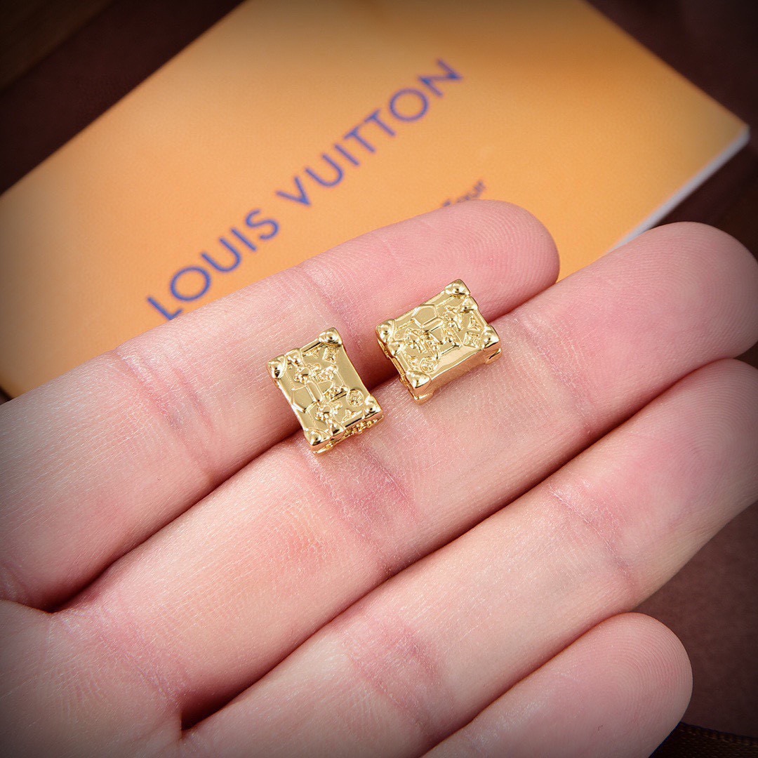 👌👌火爆 大气 LV  新款耳钉🌹🌹LOUIS VUITTON横扫时尚界，走秀款 街拍 经典元素独特见解