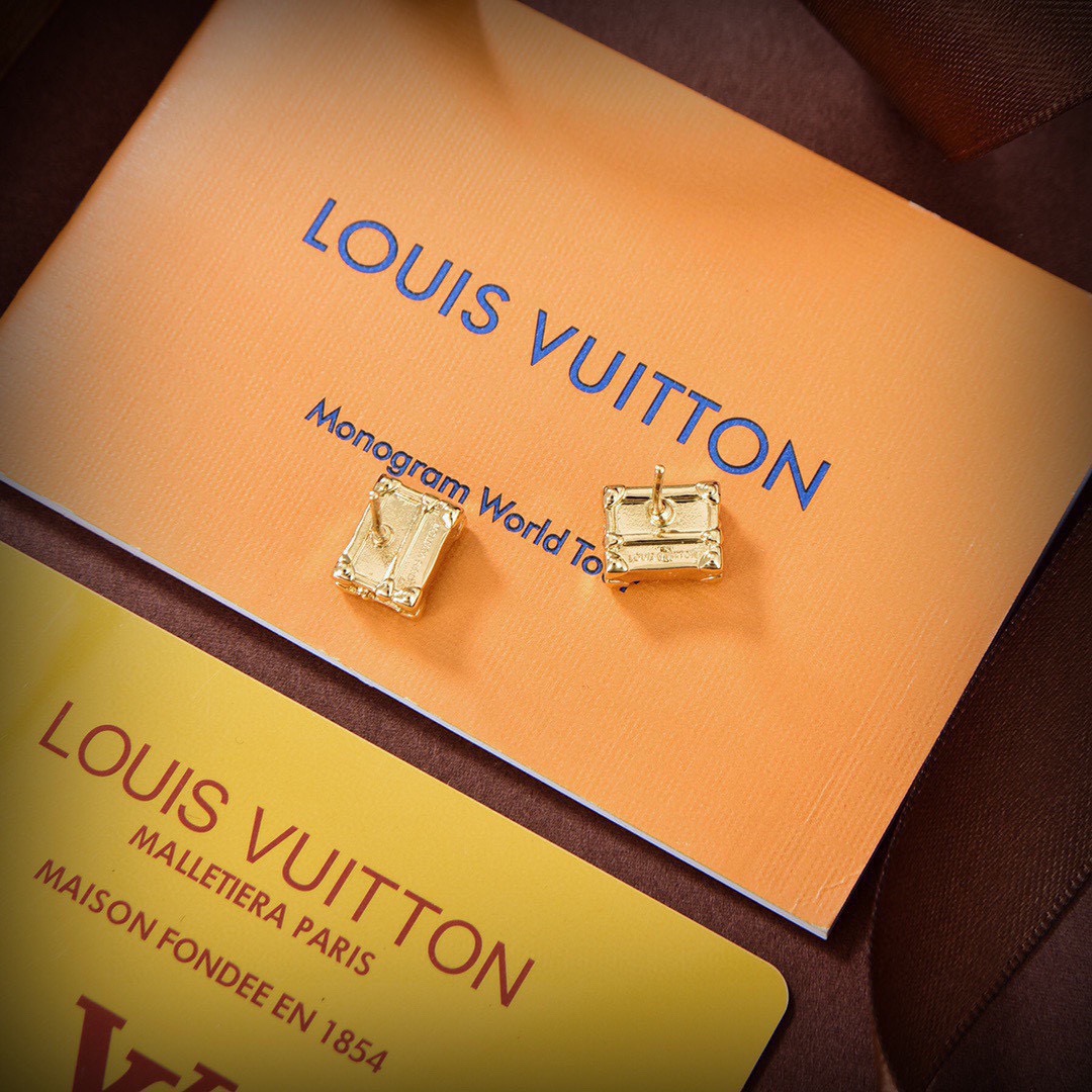 👌👌火爆 大气 LV  新款耳钉🌹🌹LOUIS VUITTON横扫时尚界，走秀款 街拍 经典元素独特见解