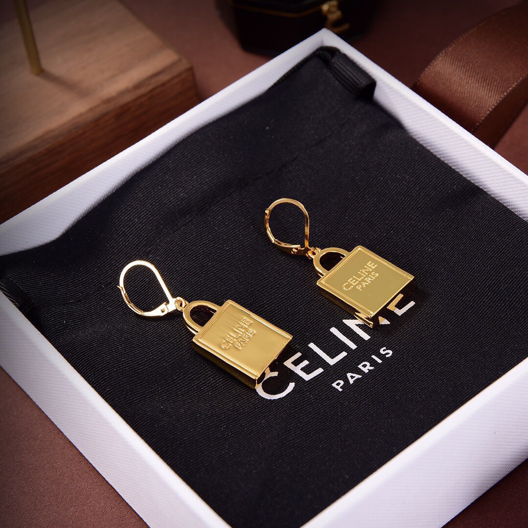 ❤️Celine新品 简单时尚金色耳环🌟专柜一致 火爆款出货 设计独特 前卫 美女必备款！