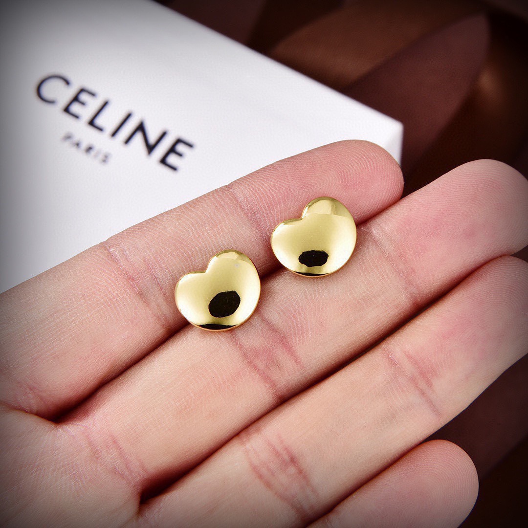 🧒🏻❤️Celine 新款耳钉 👌与众不同的设计 个性十足 颠覆你对传统耳环的印象 使其魅力爆灯