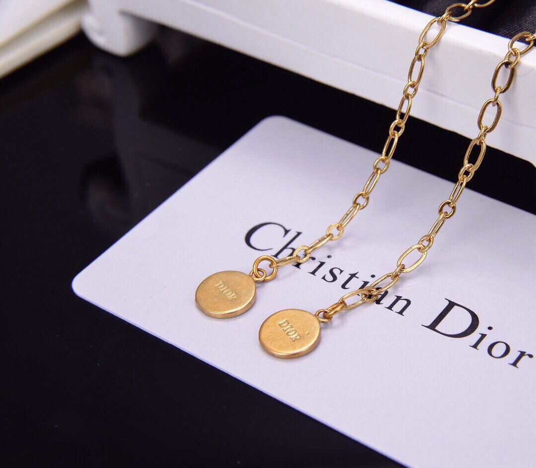 👑Dior新款JAdior 珍珠 CD项链采用古金色金属。中间饰以经典的”CD”标志和小巧吊饰。 婉约又