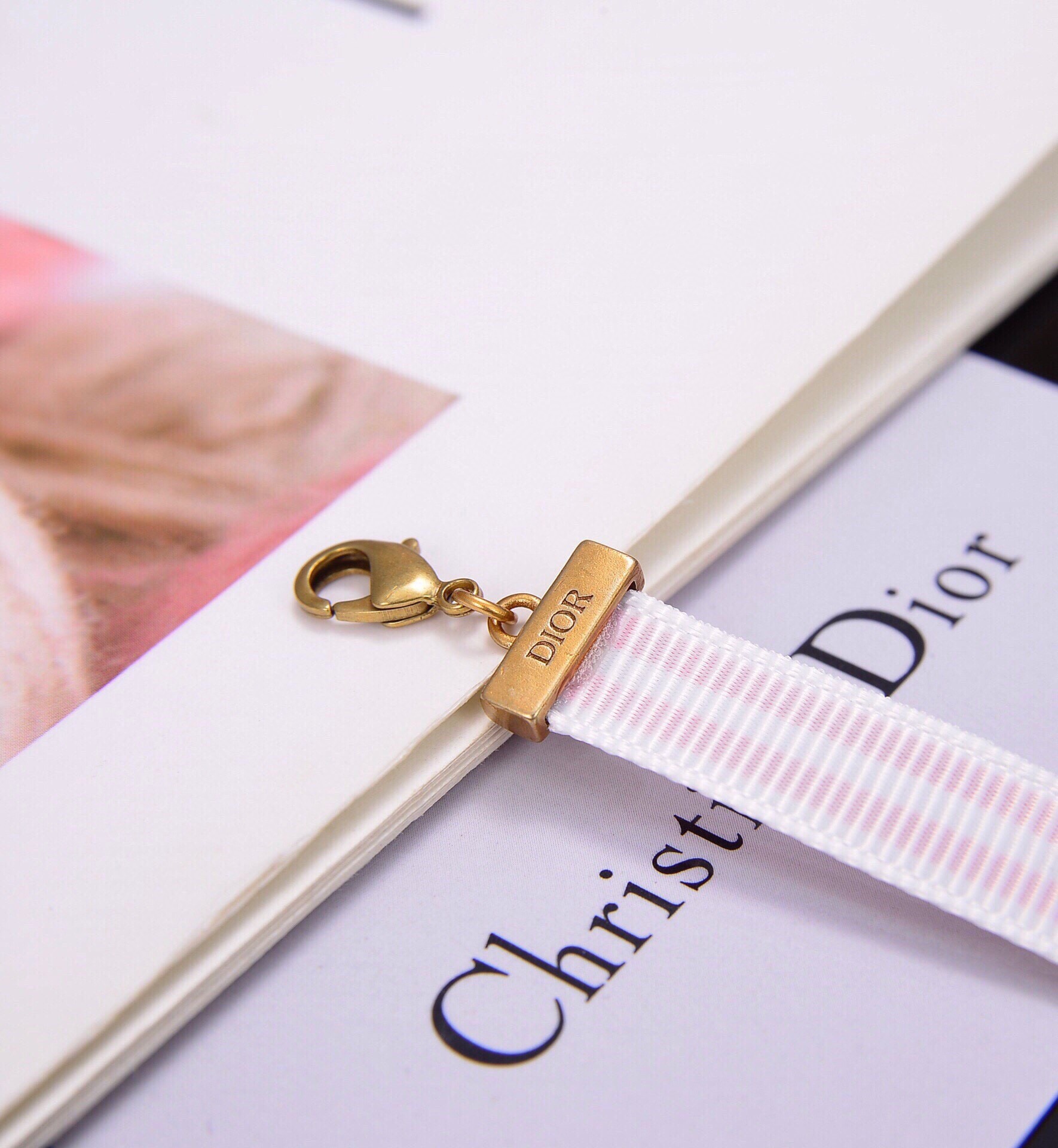 👑Dior新款JAdior 珍珠 CD项链采用古金色金属。中间饰以经典的”CD”标志和小巧吊饰。 婉约又