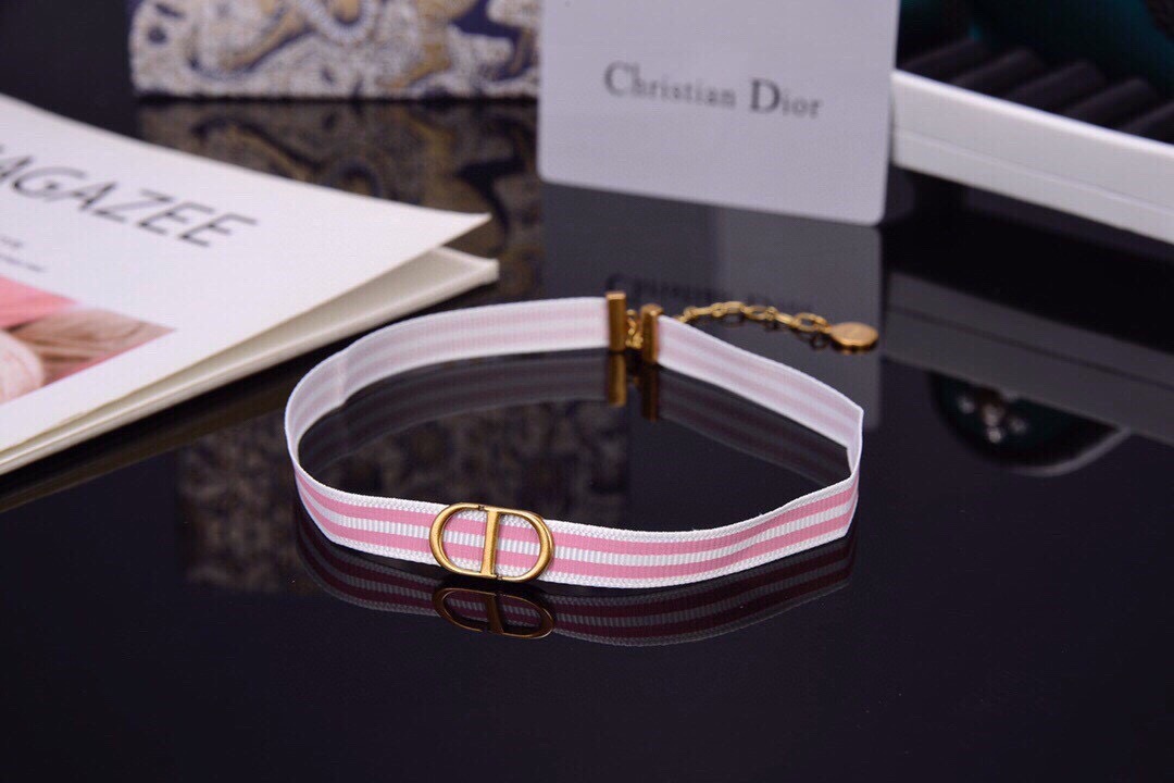 👑Dior新款JAdior 珍珠 CD项链采用古金色金属。中间饰以经典的”CD”标志和小巧吊饰。 婉约又