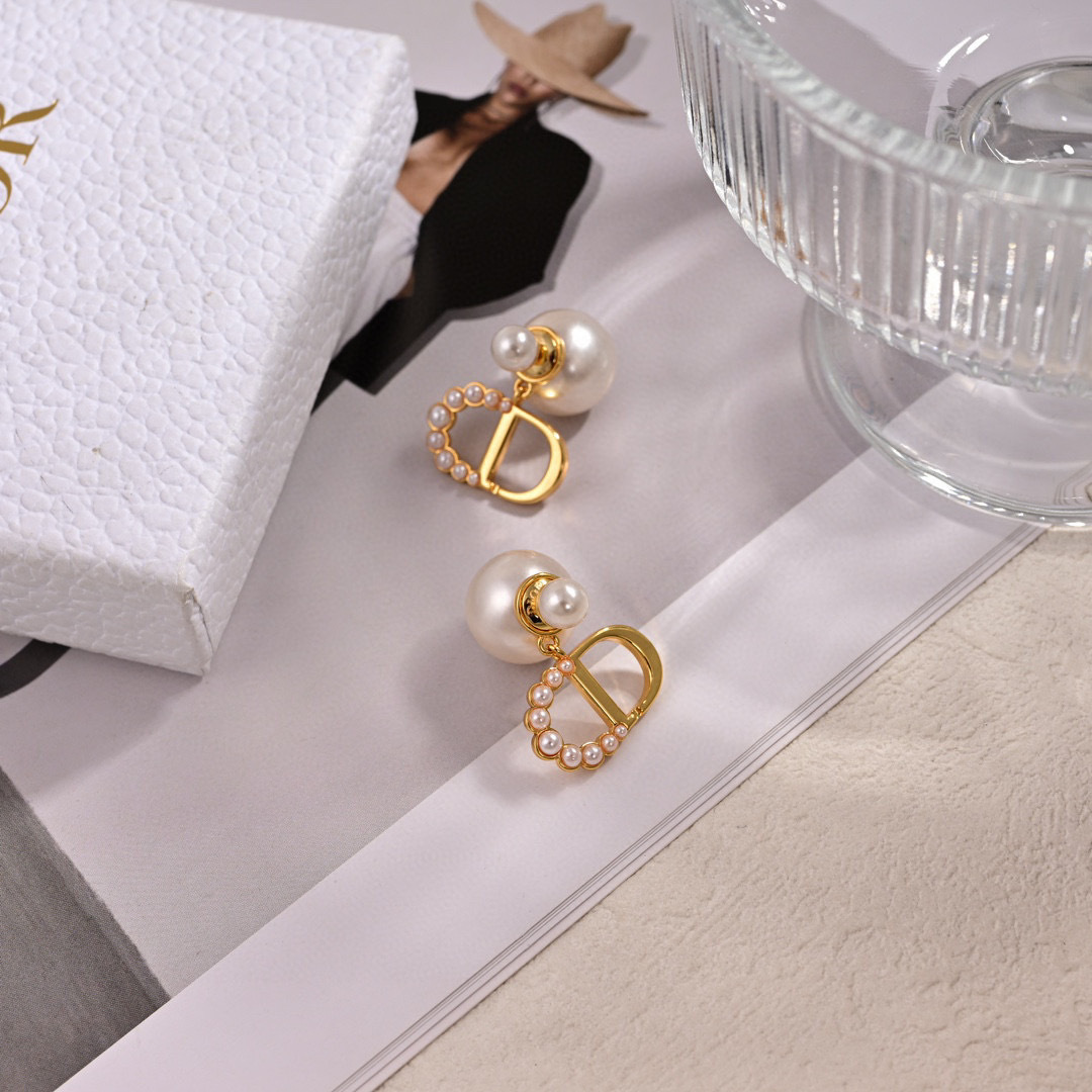 耳环❤️迪奥 新款👼一线大牌都爱的Dior·迪奥 新品字母耳环 金属质感逆袭版字母潮范儿抢风头  完全胜