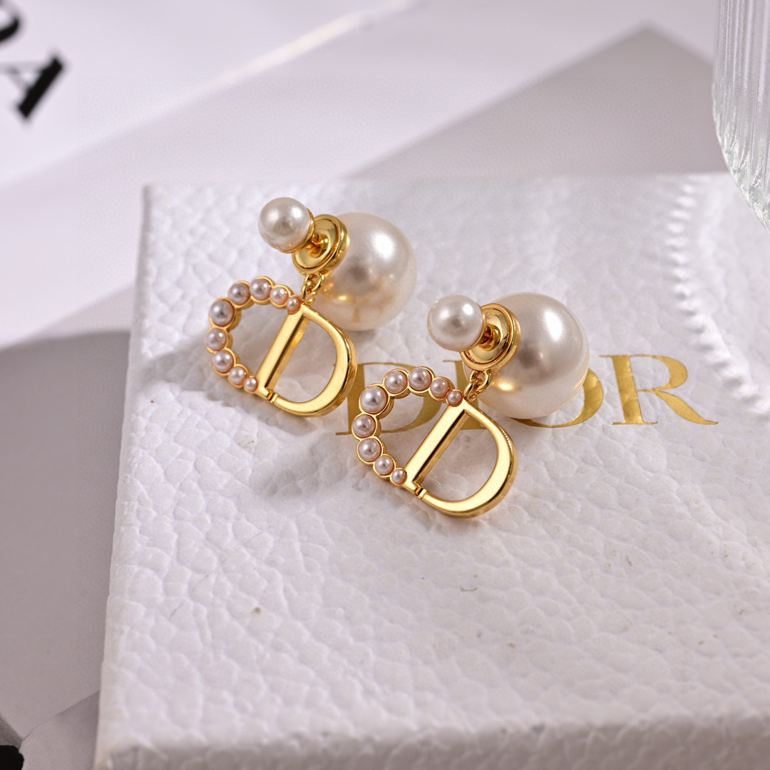 耳环❤️迪奥 新款👼一线大牌都爱的Dior·迪奥 新品字母耳环 金属质感逆袭版字母潮范儿抢风头  完全胜