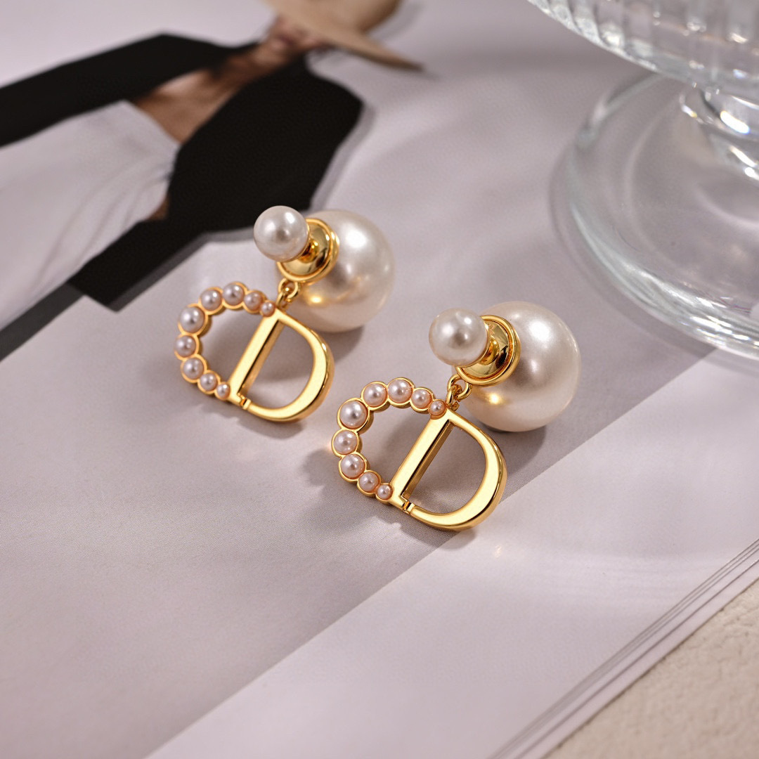 耳环❤️迪奥 新款👼一线大牌都爱的Dior·迪奥 新品字母耳环 金属质感逆袭版字母潮范儿抢风头  完全胜