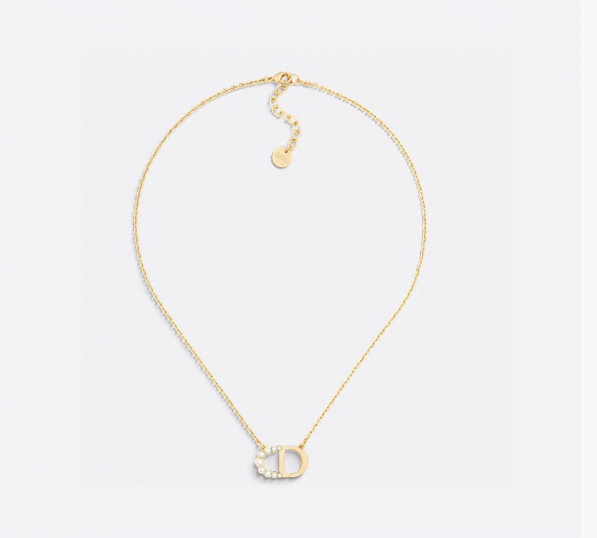 耳环❤️迪奥 新款👼一线大牌都爱的Dior·迪奥 新品字母耳环 金属质感逆袭版字母潮范儿抢风头  完全胜