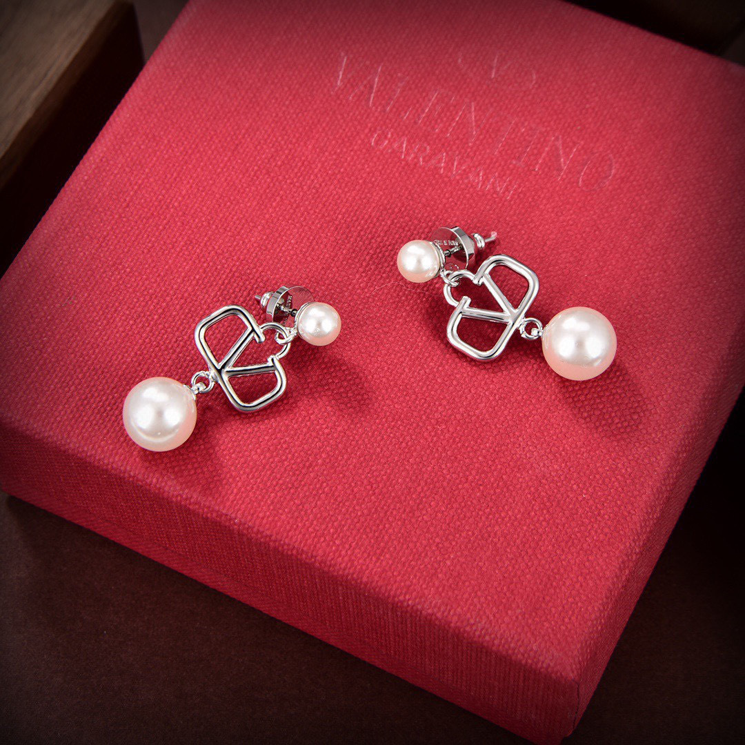 ❤️Valentino 华伦天奴 珍珠耳钉💫重磅新品火爆网络来了 简约大方  时尚百搭✅ 金色耳钉🌟专柜